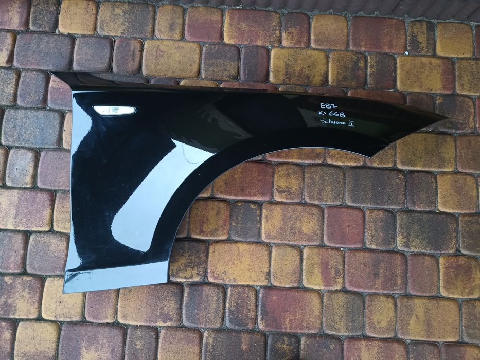 BMW e87 e81 blotnik prawy przód kolor 668 schwarz 2