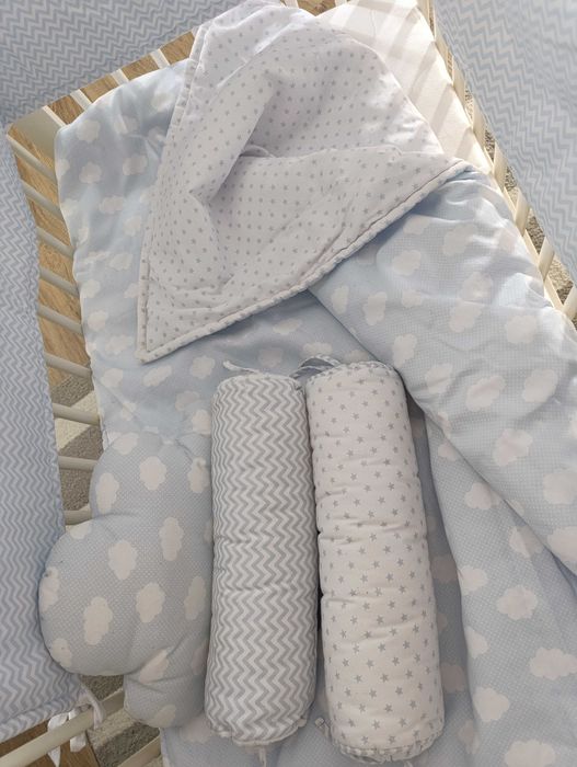 Berço com oferta de colchão com forra e conjunto de menino
