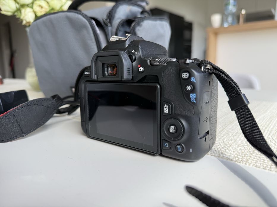 Canon EOS 250D + Canon EF 50mm