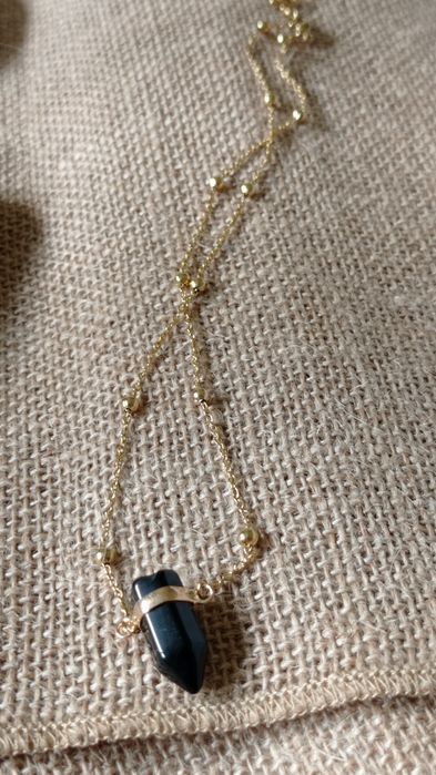 Krótki naszyjnik z czarnym kamieniem w okuciu