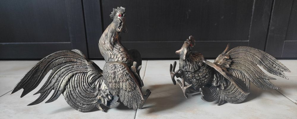Conjunto de dois galos em latão