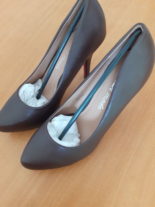 Sapatos em pele novos