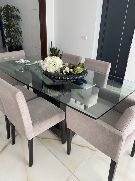 Conjunto de sala: mesa de vidro, 4 cadeiras e 2 poltronas