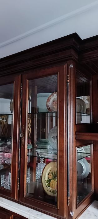 Cristaleira clássica de sala de jantar