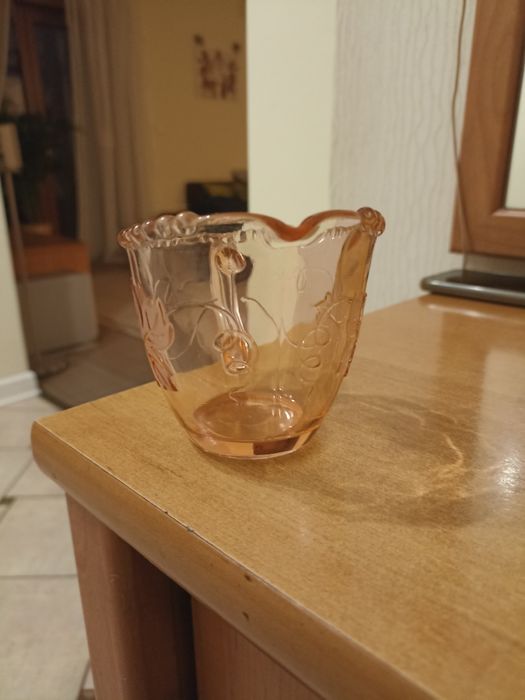 Szklany różowy mlecznik lub na sok z cytryny