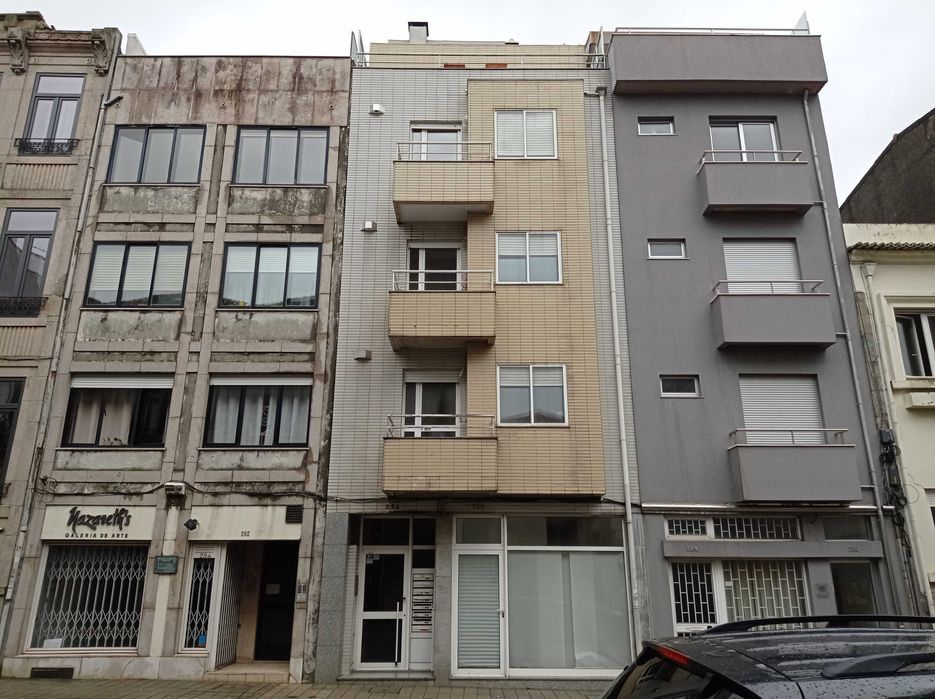 ESTÚDIO situado na Rua Latino Coelho, no Porto (próximo ao Marquês):