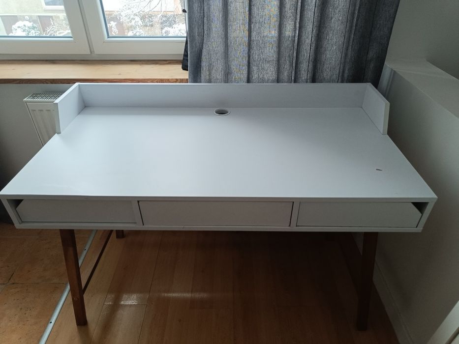 Biurko białe na nóżkach