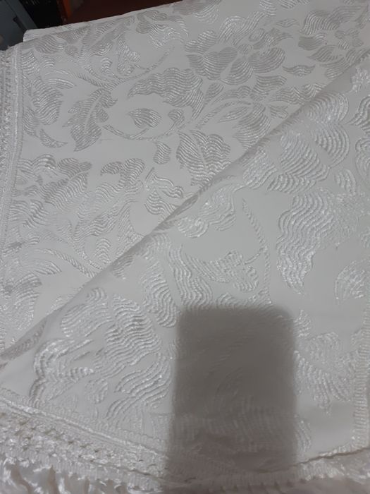 Colcha branca usada mas em muito bom estado com franja