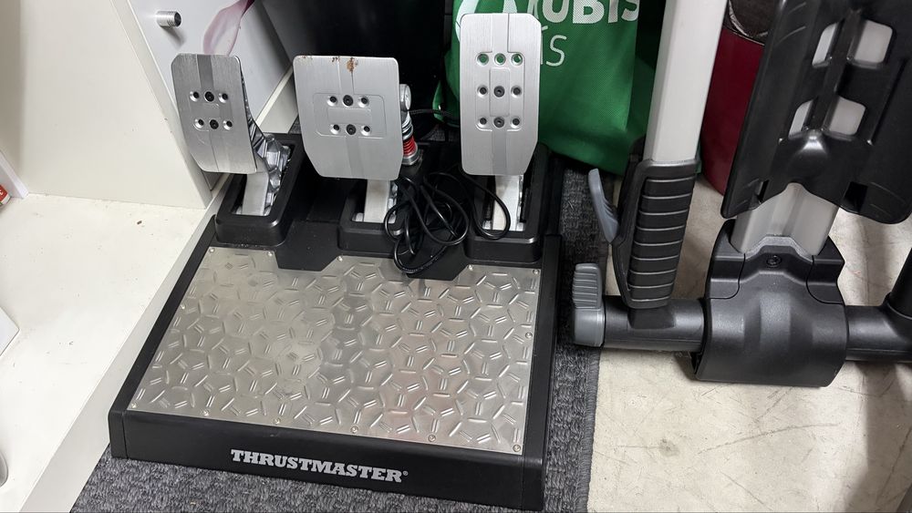 Volante  e pedais Thrustmaster T-GT II