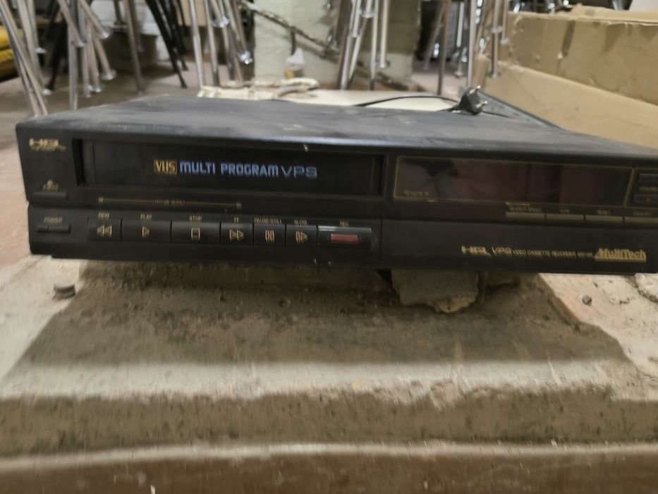 Odtwarzacz VHS Magnetowid firmy MultiTech