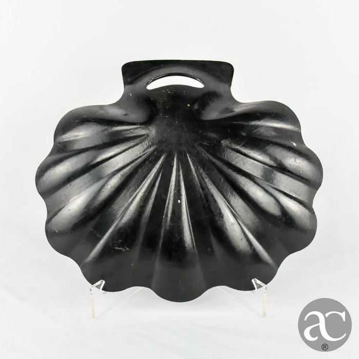 Bandeja de migalhas em forma de concha em papier mâché e laca chinesa