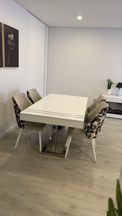 Mesa extensivel + cadeiras