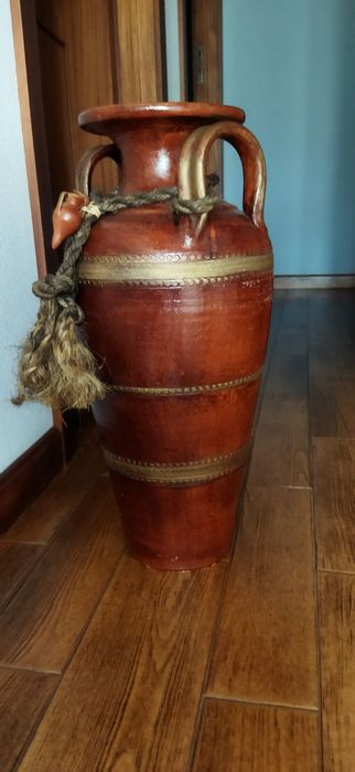Jarrões em muito bom estado em terracota  um com  52 cm e dois com 60.