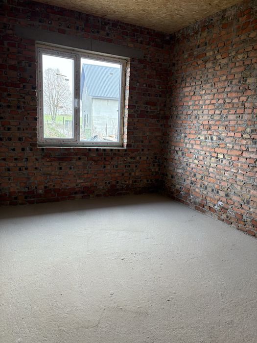 Сучасний будинок у селі Боратин.