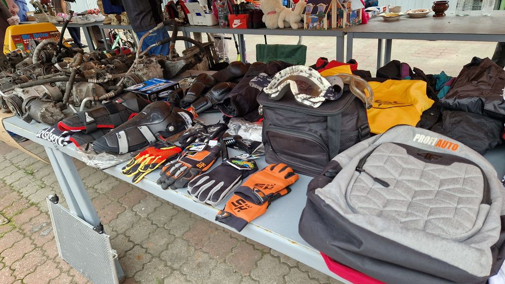 Ubrania na rower, kompresory klimatyzacji itp.