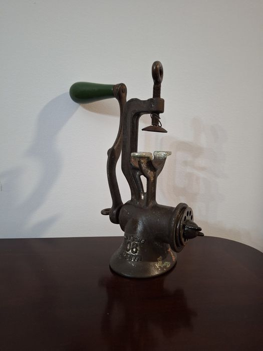 Antiga máquina de picar carne