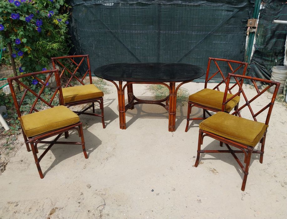 Mesa oval antiga em bambu, com cadeiras.
