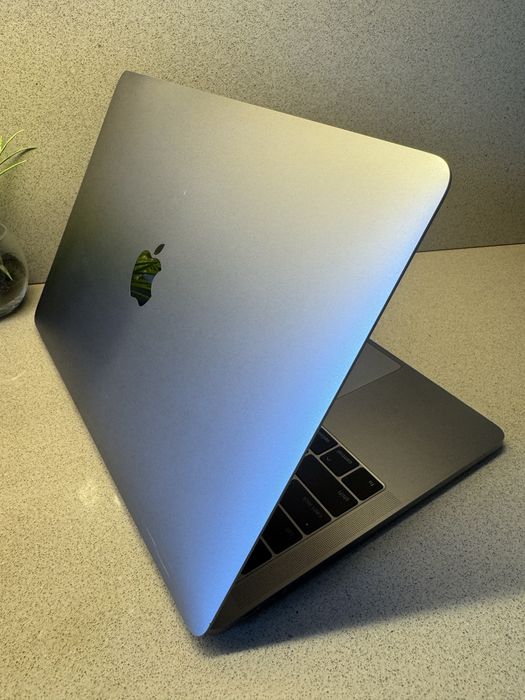 Macbook Pro - i5 | 256GB | 8GB | Sonoma