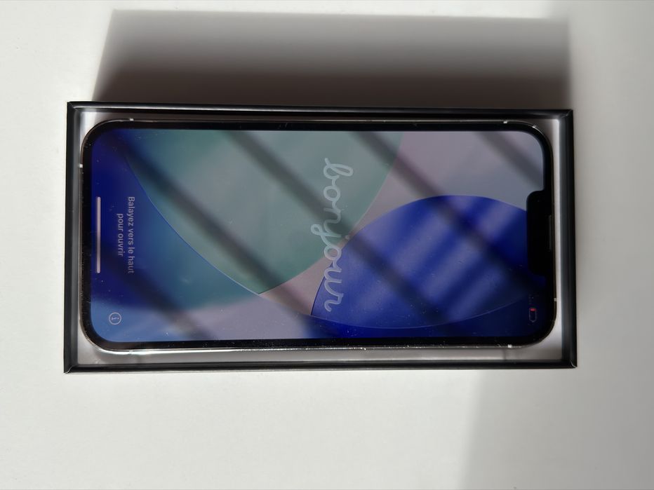 iPhone 13 Pro, Full Box / 100% Functional (Cracked Back)