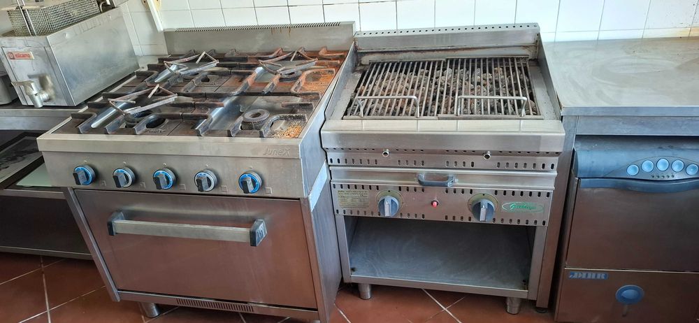 Lote completo de equipamento de café/restaurante - inox, balcões, maquinaria e mobiliário