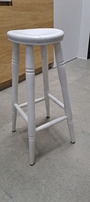 Stołek drewniany, lite drewno, biały mat.