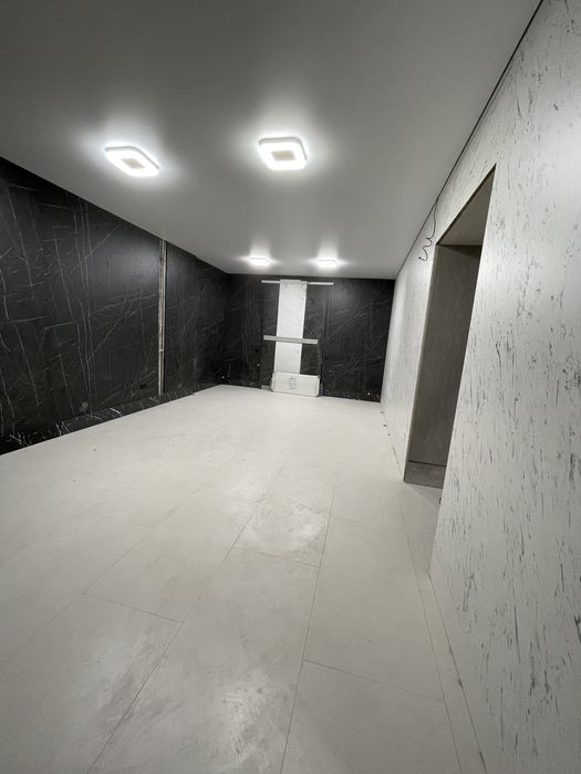 Під шоурум або магазин