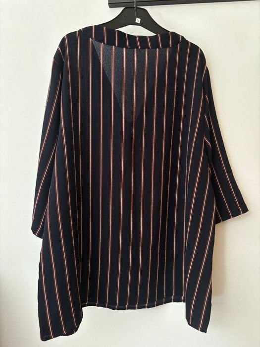 Blusa azul e vermelha