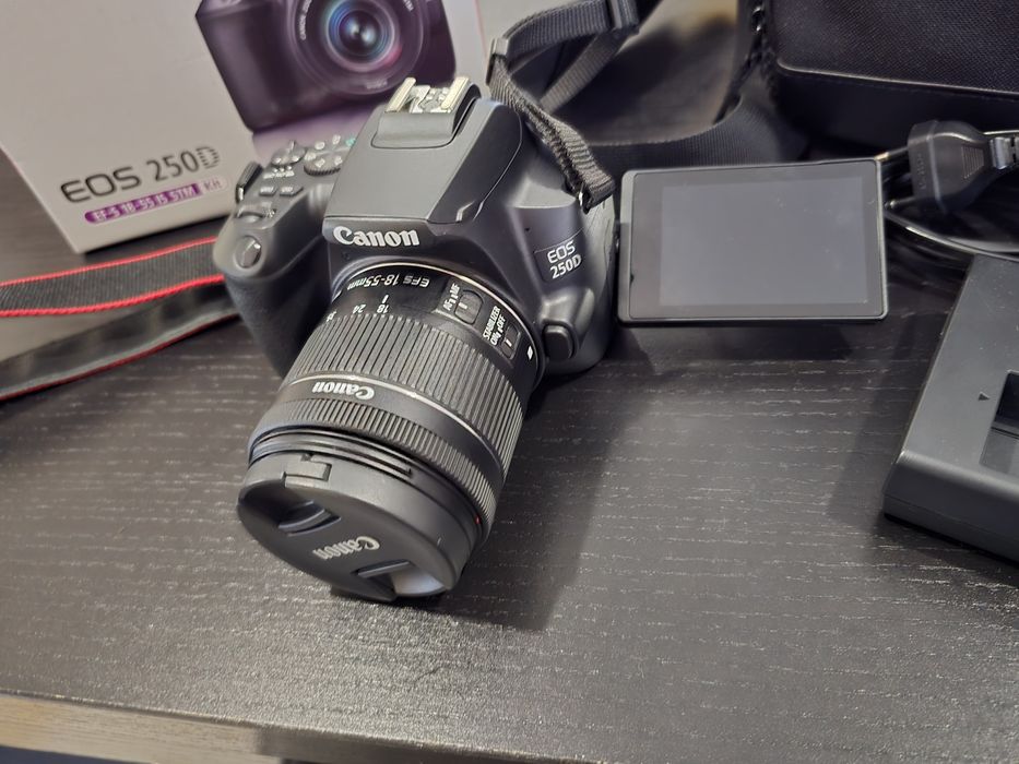 Canon EOS 250D c/ Lente EF-S 18-55mm