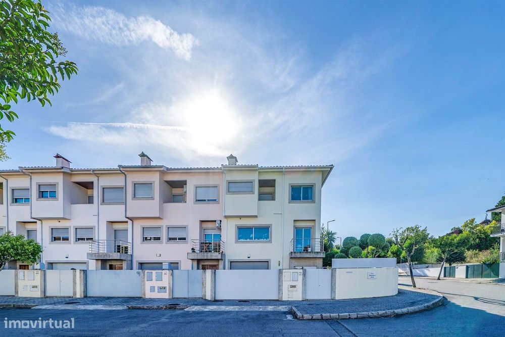 Moradia T4 de Gaveto em Palmeira, Braga