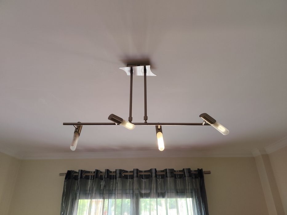 Candeeiro de tecto e mesa de cabeceira