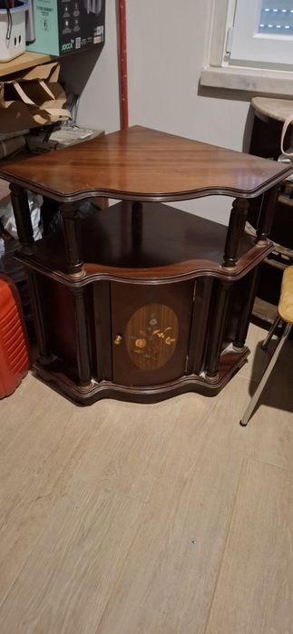 Móveis de apoio em madeira