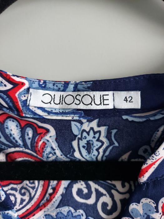 Lekka granatowa sukienka z paskiem Quiosque 42 (40) wzór paisley