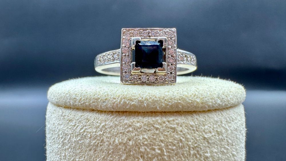 Złoty pierścionek z czarnym kamieniem i cyrkoniami; próba: 14ct 585, waga: 2,90g, rozmiar: 15