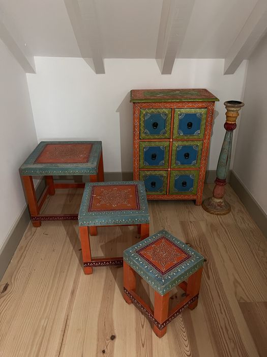 Conjunto de moveis em madeira maciça e pintados à mão