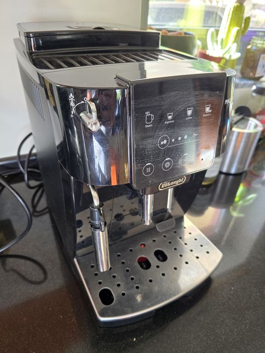 Máquina café automática Delonghi Magnifica Start