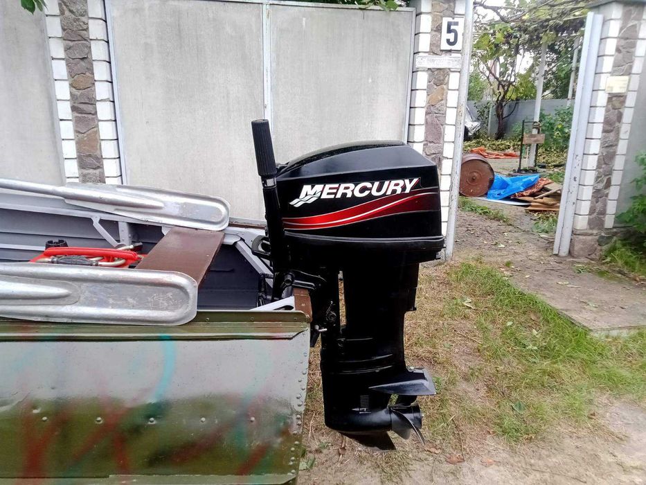 Продам моторний човен