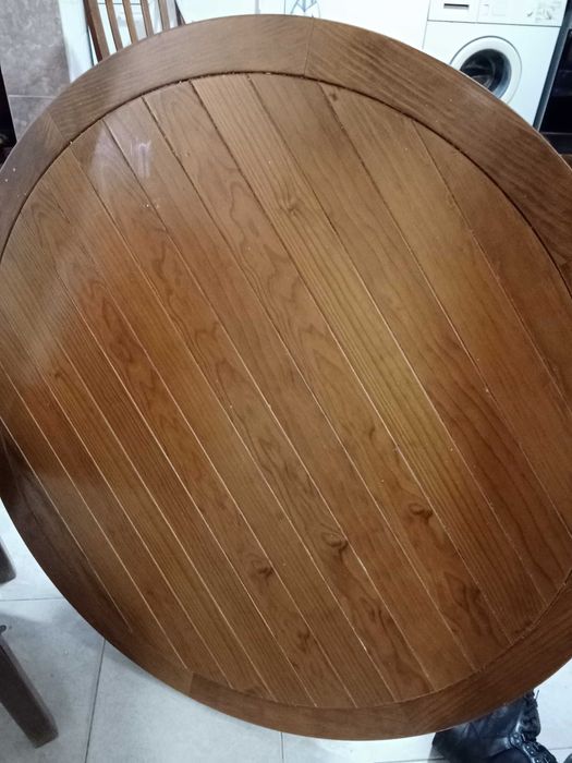 Mesa de madeira com cadeiras