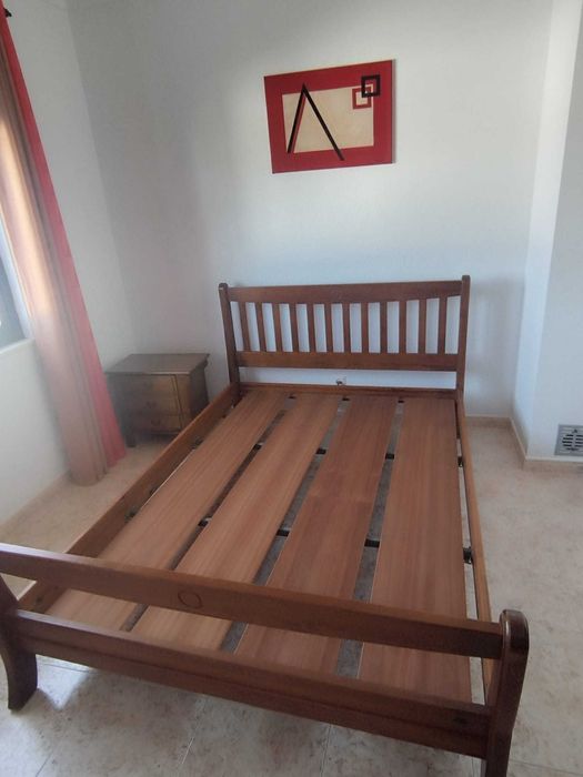 Cama e 2 mesas de cabeceira