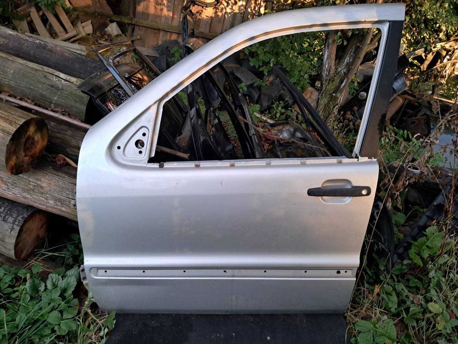 Передня ліва водійська дверка двері дверь Мерседес МЛ w163