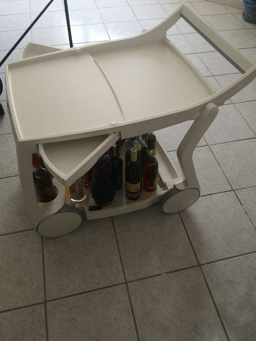 Carrinho para bebidas branco