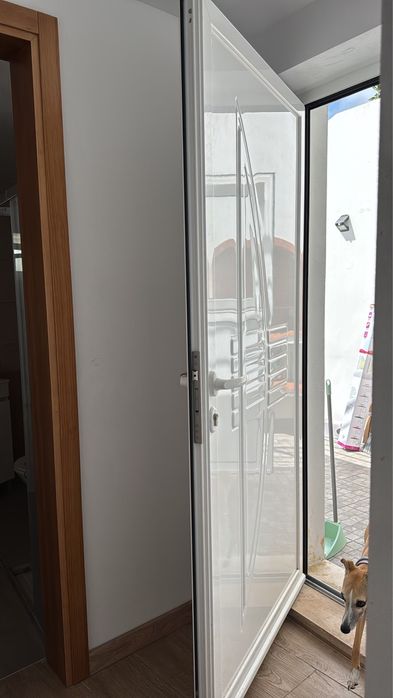 Porta de Entrada em PVC Branco – 90 x 200 cm – Excelente Estado