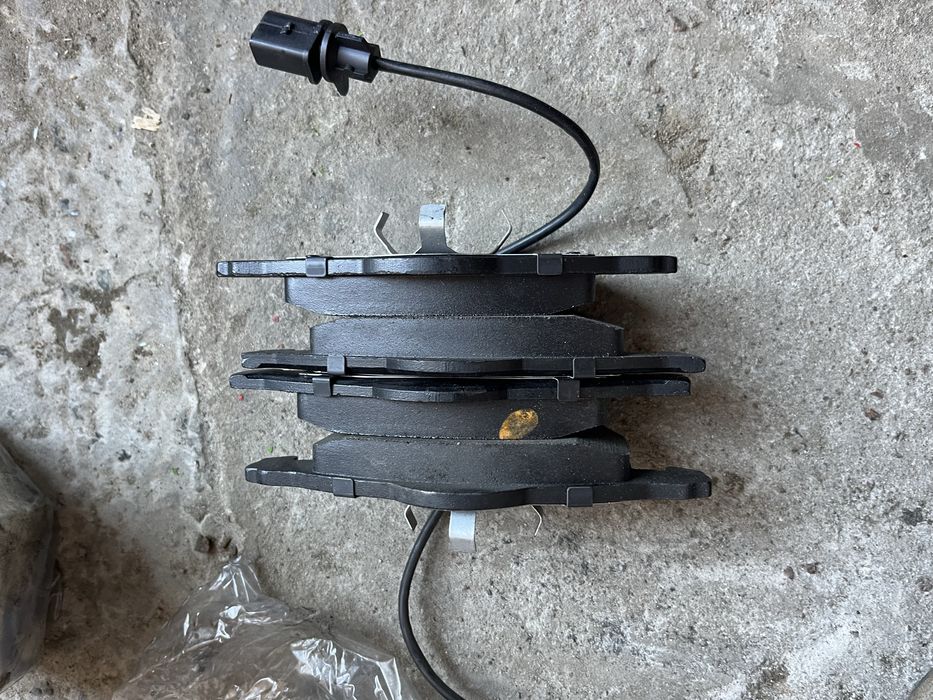 запчастини на пасат б5+ передні гальмівні колодки;свічки розжарювання