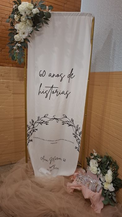 Estrutura metálica dourada para painel de eventos