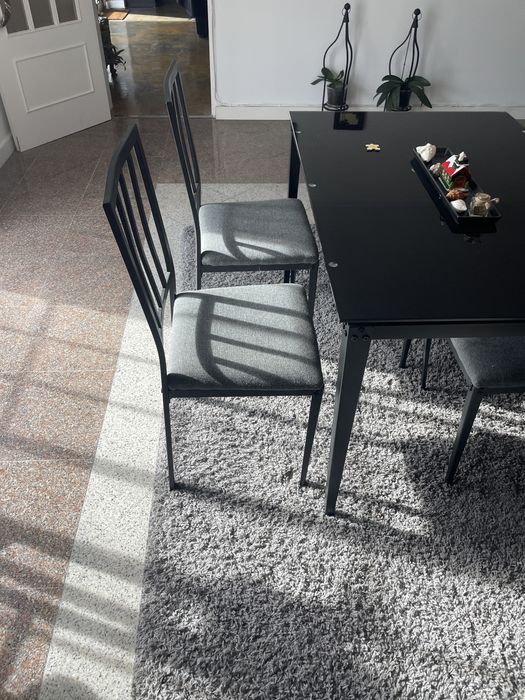 Mesa de refeicao , tampa em vidro , com 4 cadeiras