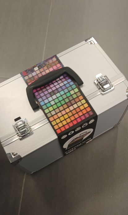 Mala de metal com 150 marcadores