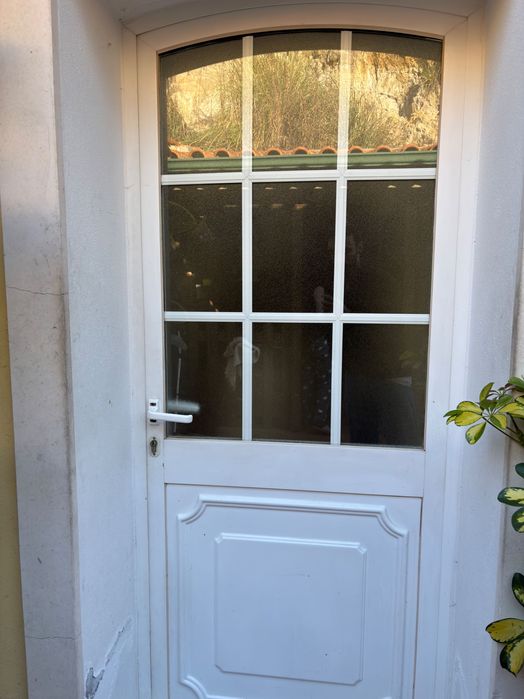 Vendo sacadas, portas e sofás. Tudo individual