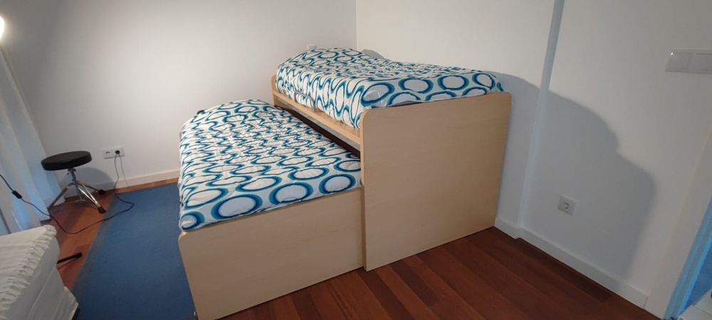 Cama dupla de solteiro (beliche) com muita arrumação