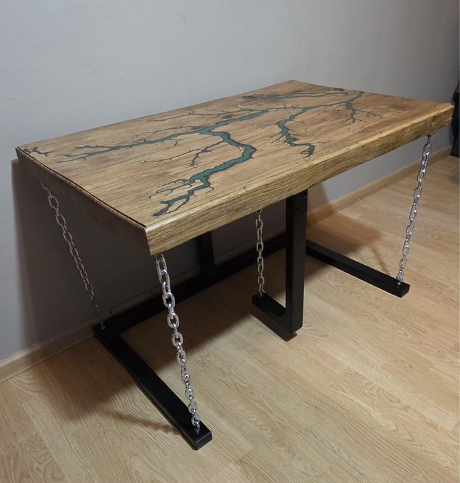 Stolik dębowy z żywicą, łańcuchy loft