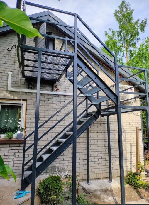 Schody metalowe zewnętrzne i wewnętrzne klatka schodowa Wysoka Jakość