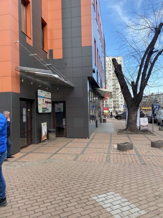 Кабінет,шоурум  в офісному будинку біля метро .